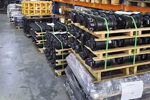 На склад в Минске поступила крупная партия запасных частей для ходовой части экскаваторов